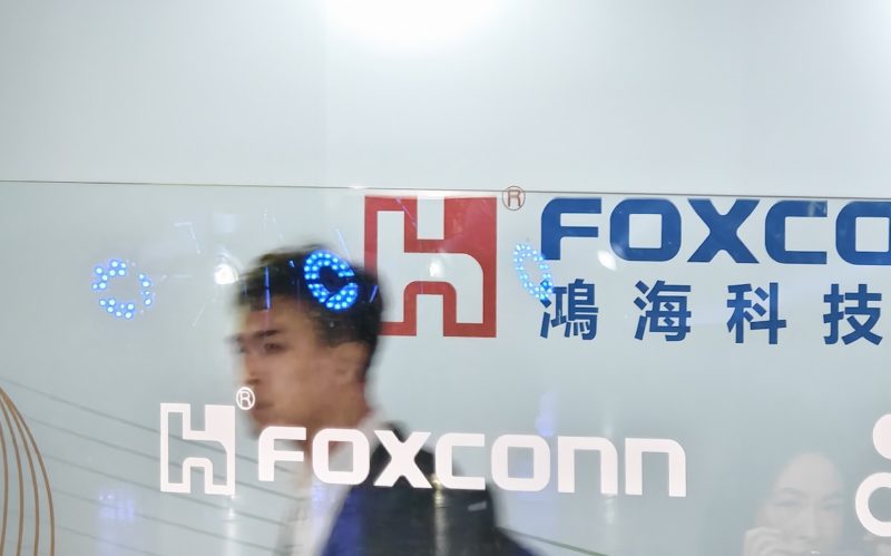 看好 AI 伺服器與 800G 交換器爆發成長，大摩升鴻海目標價至 310 元